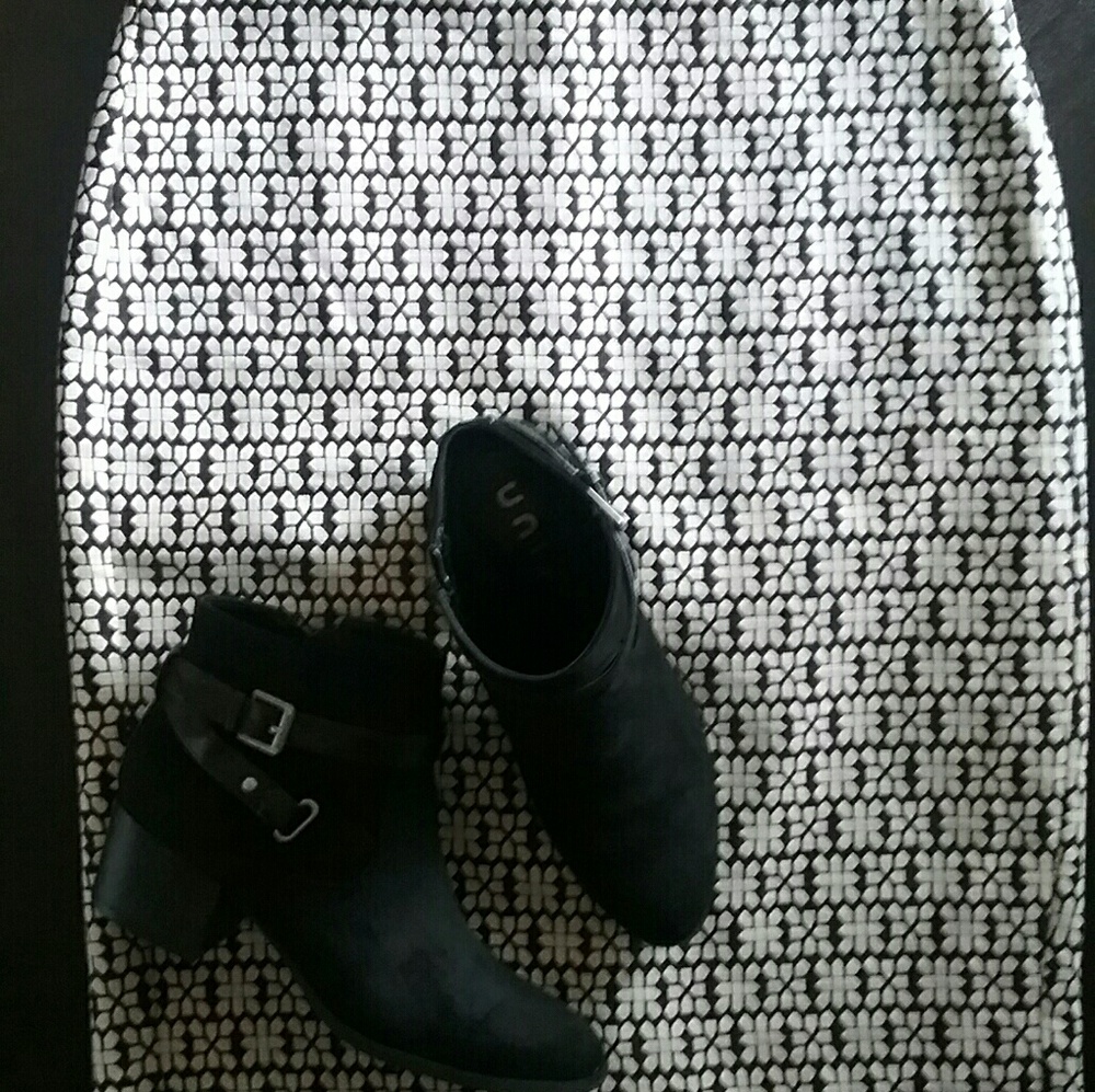 Banana Republic Black/White Lined Skirt - 6P